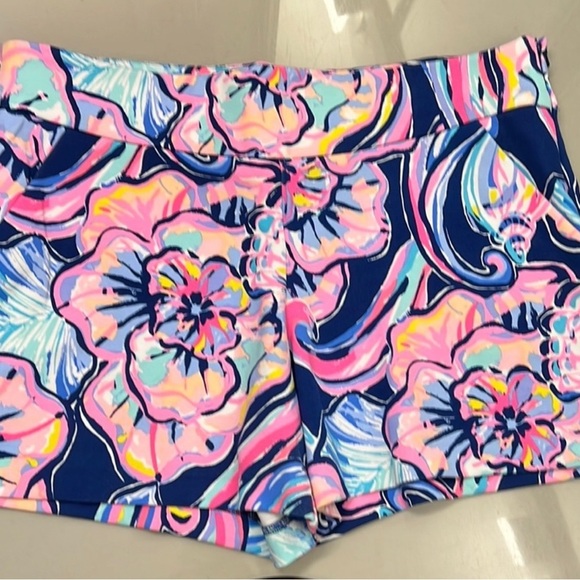 Lilly Pulitzer Pants - Lilly Pulitzer McKenna Floral 4” Women's Shorts - Multicolor. Women’s sized 6
